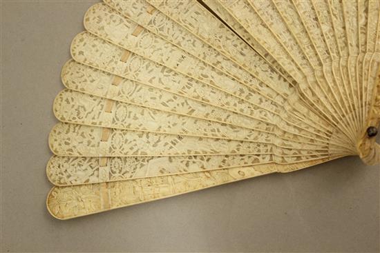 A Chinese export ivory brise fan, 19th century, 19cm.